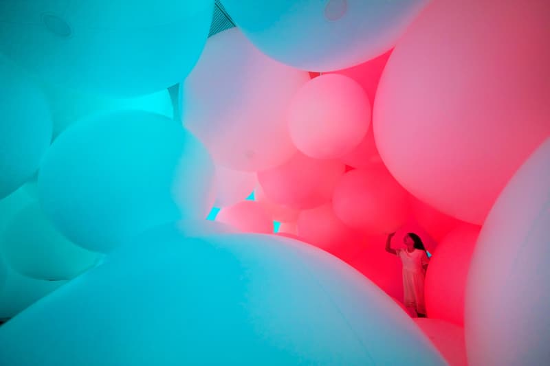 teamLab がシンガポールにて触ると変色する“teamLabBall”を用いた展示会を開催