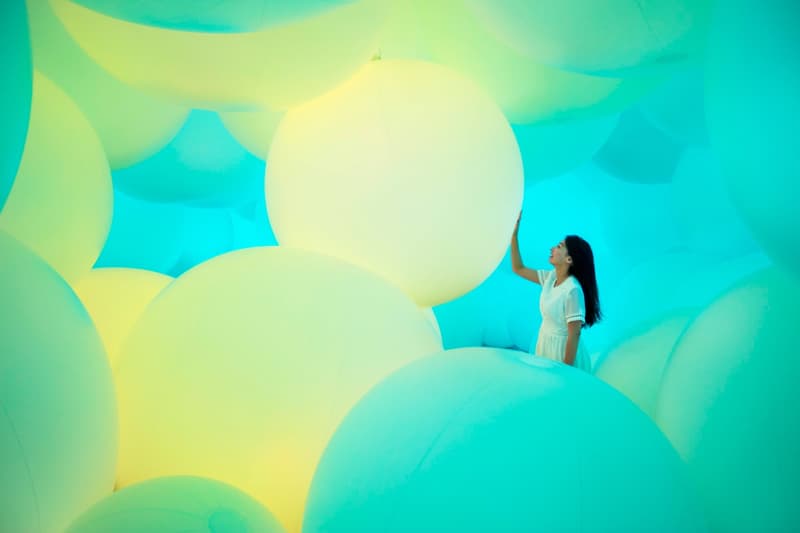 teamLab がシンガポールにて触ると変色する“teamLabBall”を用いた展示会を開催