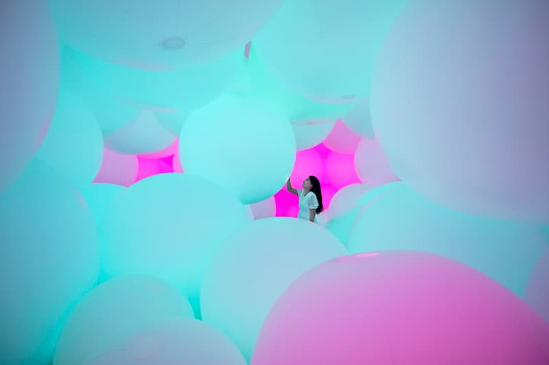 teamLab がシンガポールにて触ると変色する“teamLabBall”を用いた展示会を開催