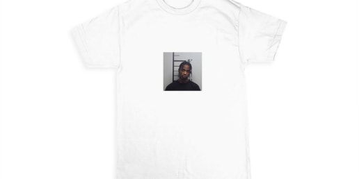トラヴィス・スコットが自身のマグショットをプリントしたTシャツを 