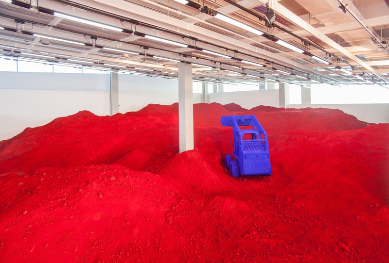 “世界で最も黒い顔料”の独占使用権を持つ Anish Kapoor アルゼンチン エキシビション