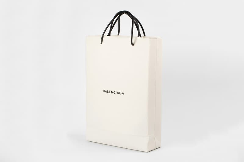 Balenciaga の十八番“超高級ショッピングバッグ”シリーズから14万円超えの新作が登場 今度はよくあるタイプの白い紙袋をイメージ バレンシアガ