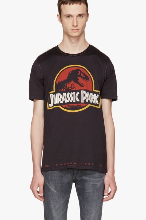 Dolce & Gabbana が『ジュラシック・パーク』の限定カプセルコレクションをリリース  アイコニックなティラノサウルスの化石ロゴをプリントしたフーディとTシャツの気になるお値段は Steven Spielberg スティーヴン・スピルバーグ