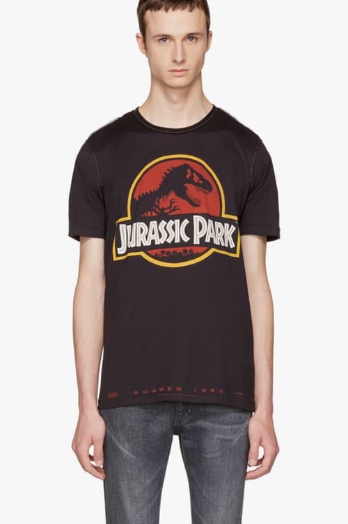 Dolce & Gabbana が『ジュラシック・パーク』の限定カプセルコレクションをリリース アイコニックなティラノサウルスの化石ロゴをプリントしたフーディとTシャツの気になるお値段は Steven Spielberg スティーヴン・スピルバーグ