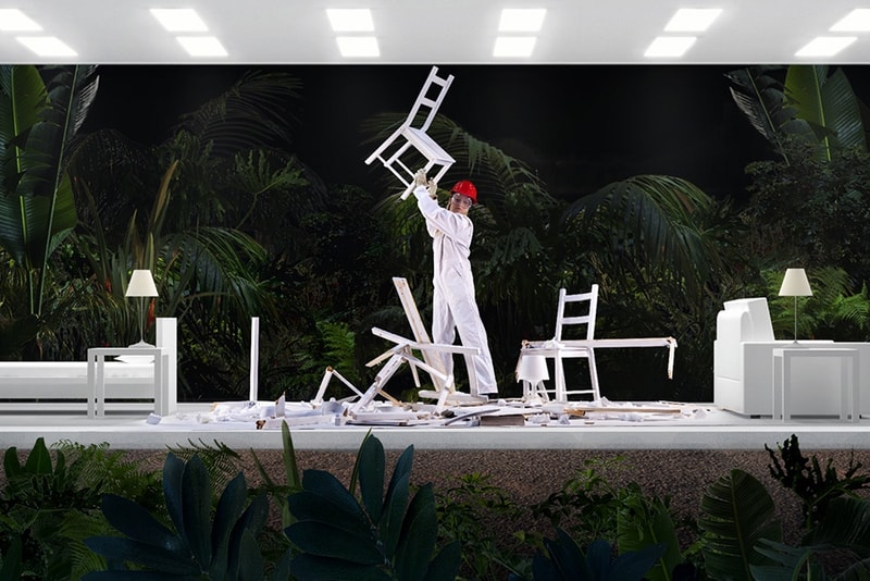 Doug Aitken の心ゆくまで家具を破壊できる最新インスタレーション