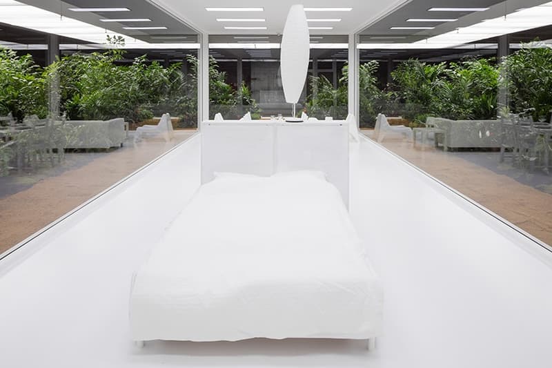 Doug Aitken の心ゆくまで家具を破壊できる最新インスタレーション