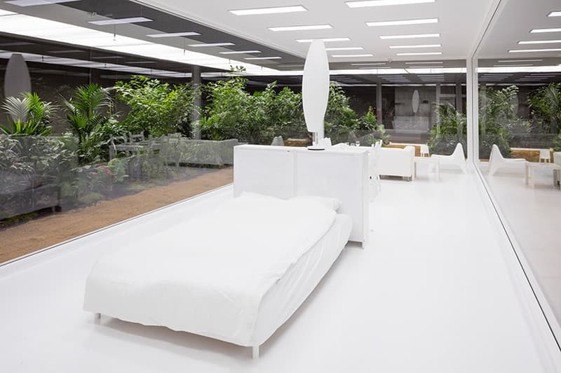 Doug Aitken の心ゆくまで家具を破壊できる最新インスタレーション