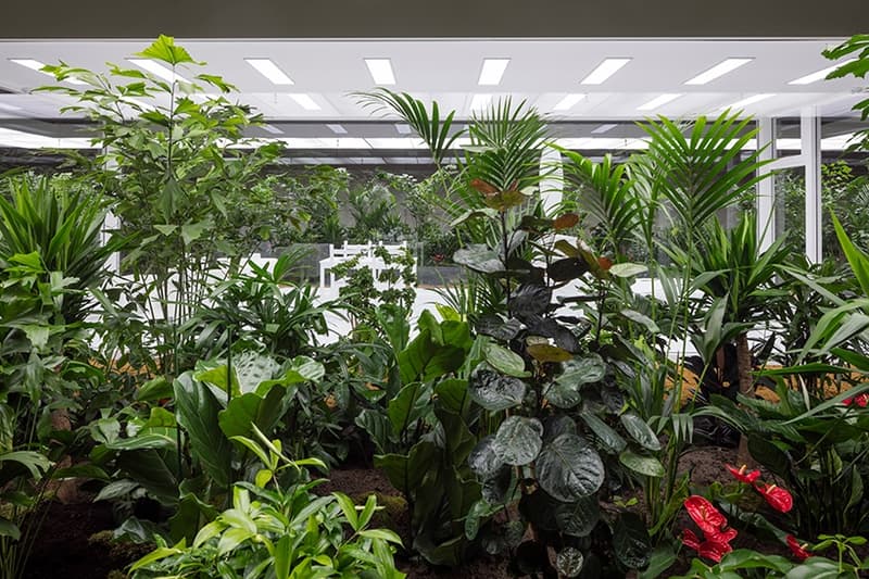 Doug Aitken の心ゆくまで家具を破壊できる最新インスタレーション