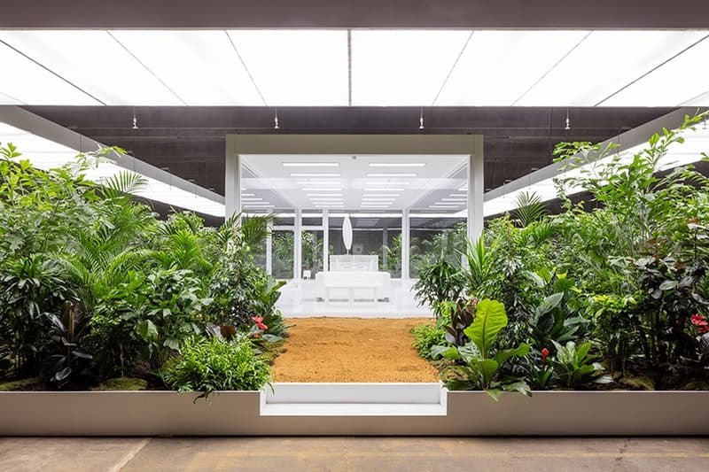 Doug Aitken の心ゆくまで家具を破壊できる最新インスタレーション