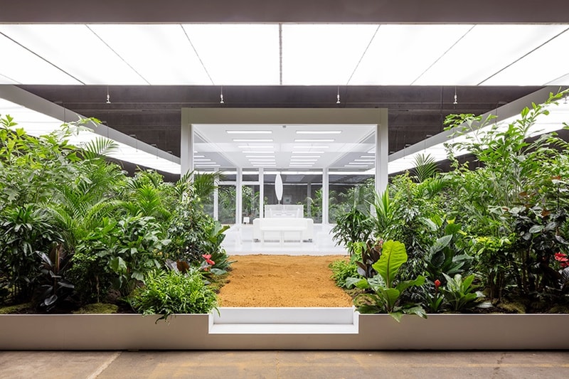 Doug Aitken の心ゆくまで家具を破壊できる最新インスタレーション