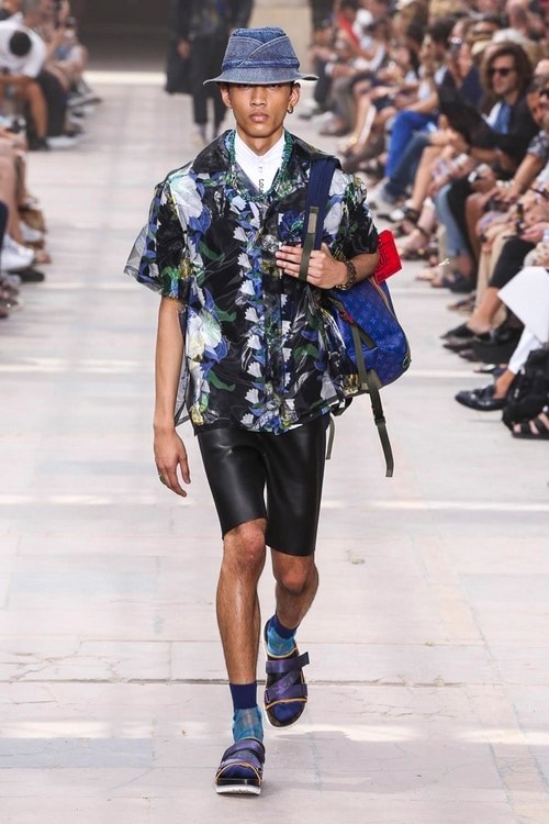 見る者をトロピカルな世界へと誘った Louis Vuitton の2018年春夏コレクション 色鮮やかな開襟シャツ、豊富なラゲージ&アクセサリーなど、見どころ満載のランウェイルック