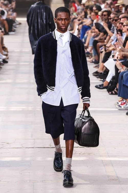 見る者をトロピカルな世界へと誘った Louis Vuitton の2018年春夏コレクション 色鮮やかな開襟シャツ、豊富なラゲージ&アクセサリーなど、見どころ満載のランウェイルック