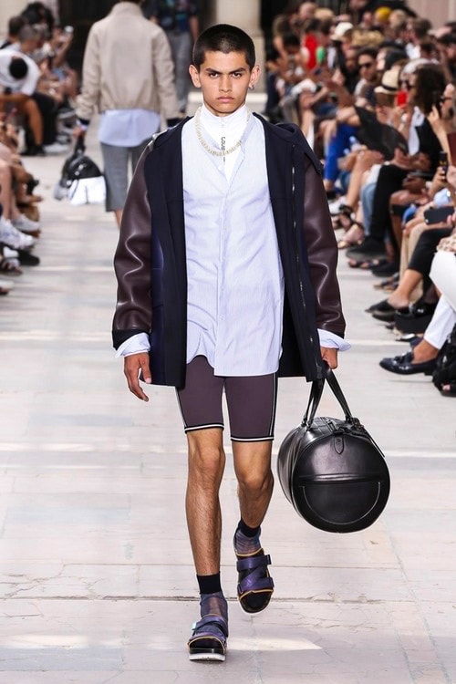 見る者をトロピカルな世界へと誘った Louis Vuitton の2018年春夏コレクション 色鮮やかな開襟シャツ、豊富なラゲージ&アクセサリーなど、見どころ満載のランウェイルック