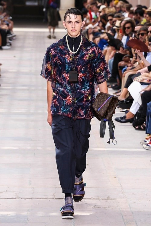 見る者をトロピカルな世界へと誘った Louis Vuitton の2018年春夏コレクション 色鮮やかな開襟シャツ、豊富なラゲージ&アクセサリーなど、見どころ満載のランウェイルック