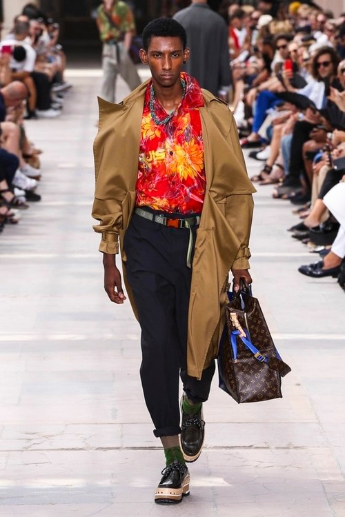 見る者をトロピカルな世界へと誘った Louis Vuitton の2018年春夏コレクション 色鮮やかな開襟シャツ、豊富なラゲージ&アクセサリーなど、見どころ満載のランウェイルック