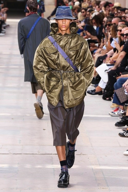 見る者をトロピカルな世界へと誘った Louis Vuitton の2018年春夏コレクション 色鮮やかな開襟シャツ、豊富なラゲージ&アクセサリーなど、見どころ満載のランウェイルック