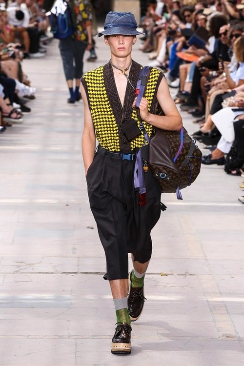 見る者をトロピカルな世界へと誘った Louis Vuitton の2018年春夏コレクション 色鮮やかな開襟シャツ、豊富なラゲージ&アクセサリーなど、見どころ満載のランウェイルック