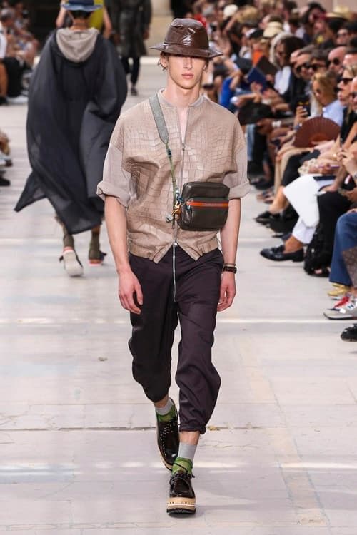 見る者をトロピカルな世界へと誘った Louis Vuitton の2018年春夏コレクション 色鮮やかな開襟シャツ、豊富なラゲージ&アクセサリーなど、見どころ満載のランウェイルック