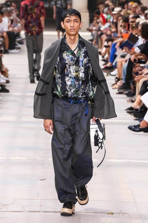 見る者をトロピカルな世界へと誘った Louis Vuitton の2018年春夏コレクション 色鮮やかな開襟シャツ、豊富なラゲージ&アクセサリーなど、見どころ満載のランウェイルック