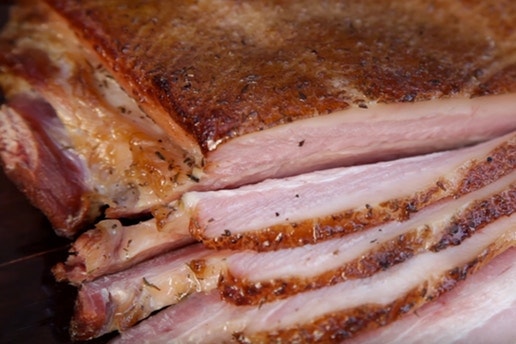 映像で見るワイルドな自家製ベーコンの作り方