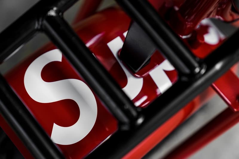 発売前の Supreme x Coleman コラボミニバイクにクローズアップ