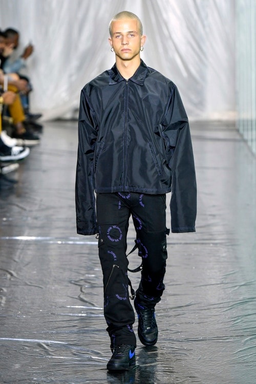 A$AP Bari のルーツであるハーレムにオマージュを捧げた VLONE 2018年春夏コレクション “Black History”をテーマに掲げた力強いデビューランウェイにはもちろんAir Force 1のコラボモデルも登場 ヴィーローン エイサップ バリ