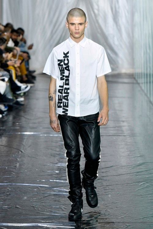 A$AP Bari のルーツであるハーレムにオマージュを捧げた VLONE 2018年春夏コレクション “Black History”をテーマに掲げた力強いデビューランウェイにはもちろんAir Force 1のコラボモデルも登場 ヴィーローン エイサップ バリ
