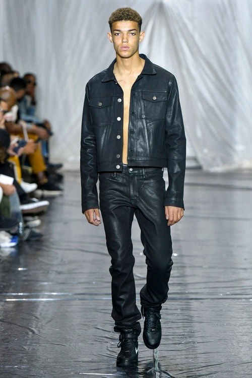 A$AP Bari のルーツであるハーレムにオマージュを捧げた VLONE 2018年春夏コレクション “Black History”をテーマに掲げた力強いデビューランウェイにはもちろんAir Force 1のコラボモデルも登場 ヴィーローン エイサップ バリ