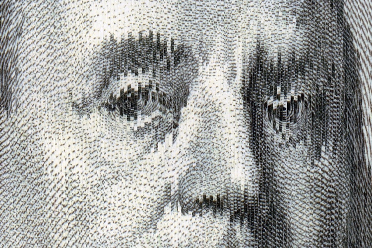 コラージュアーティスト河村康輔によって歪められるエロス、100ドル札、資本主義