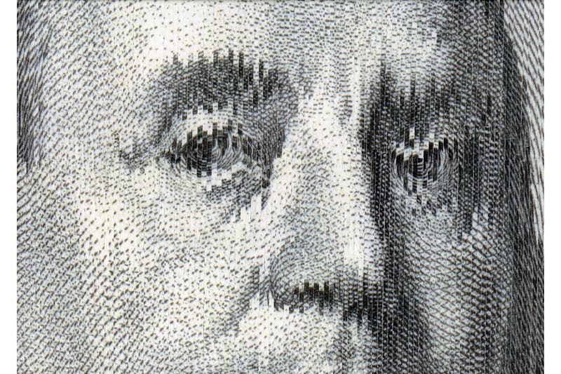 コラージュアーティスト河村康輔によって歪められるエロス、100ドル札、資本主義