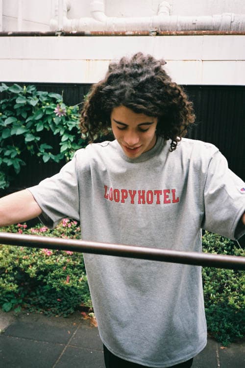 日本発の新鋭ストリートレーベル LOOPY HOTEL より2017年サマーコレクションのルックブックが到着 昨年春の始動にもかかわらず、すでに国外のストアでも展開される注目ブランドの最新コレクションは見逃し厳禁