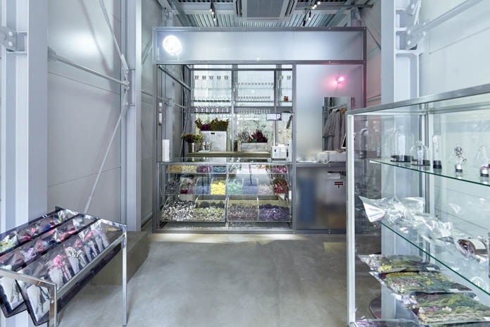 Shops: 業界御用達の edenworks によるドライフラワーショップ EW.Pharmacy