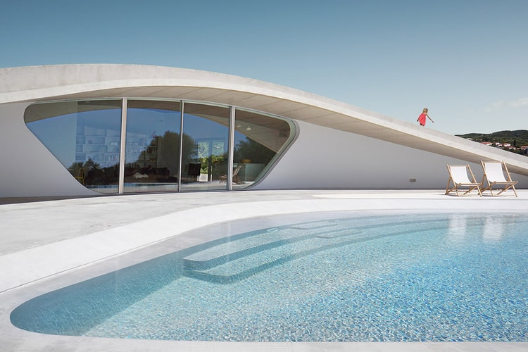 ギリシャ・ペロポネソス半島のオリーブ畑に囲われた Ypsilon House