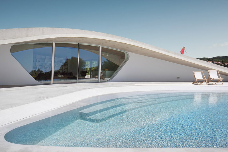 ギリシャ・ペロポネソス半島のオリーブ畑に囲われた Ypsilon House