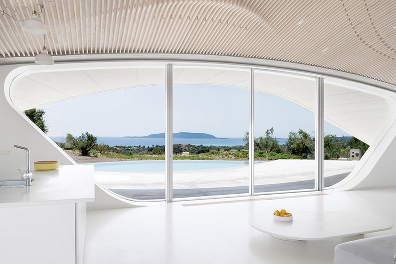 ギリシャ・ペロポネソス半島のオリーブ畑に囲われた Ypsilon House