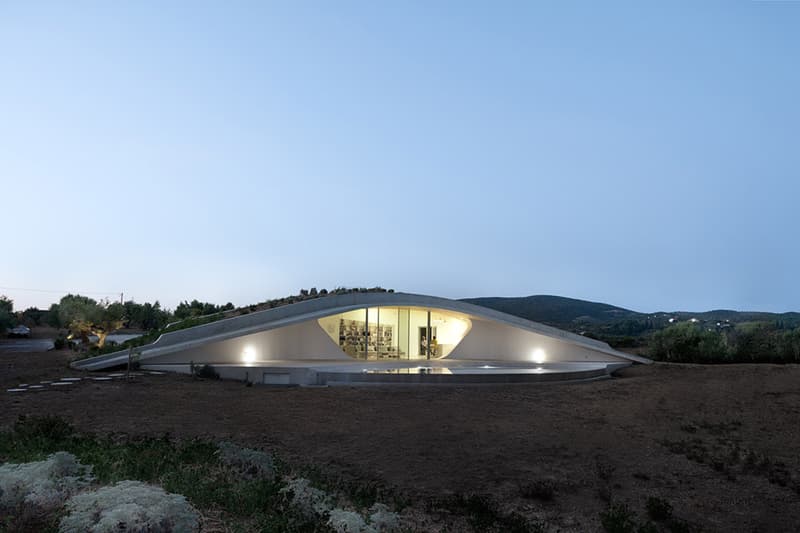 ギリシャ・ペロポネソス半島のオリーブ畑に囲われた Ypsilon House