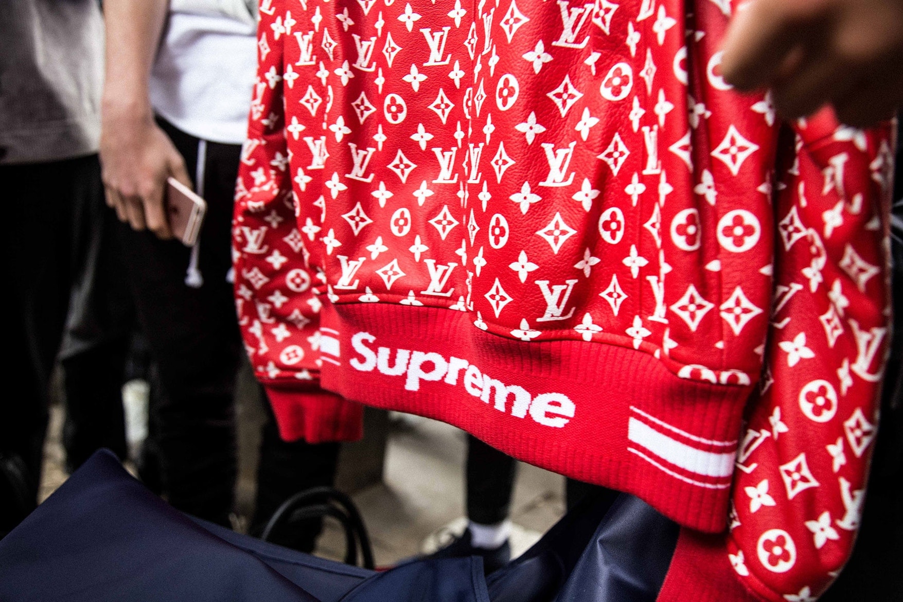 感度の高い紳士＆淑女たちの人気の中心はもちろん、〈Supreme〉を象徴するクラシックレッドのアパレル Supreme x Louis Vuitton のロンドンローンチをレポート シュプリーム ルイヴィトン