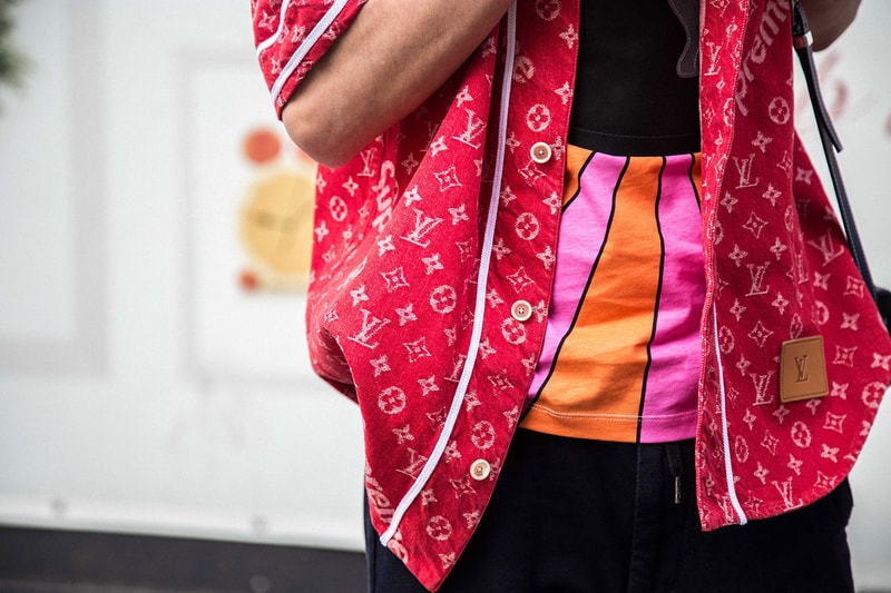 感度の高い紳士＆淑女たちの人気の中心はもちろん、〈Supreme〉を象徴するクラシックレッドのアパレル Supreme x Louis Vuitton のロンドンローンチをレポート シュプリーム ルイヴィトン