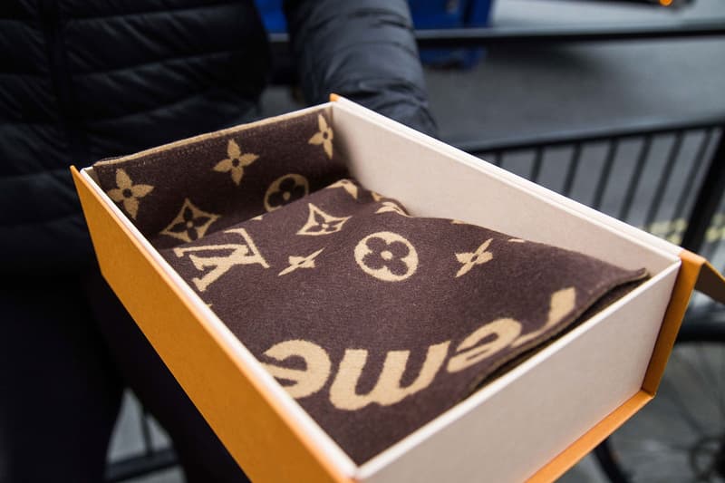 感度の高い紳士＆淑女たちの人気の中心はもちろん、〈Supreme〉を象徴するクラシックレッドのアパレル Supreme x Louis Vuitton のロンドンローンチをレポート シュプリーム ルイヴィトン