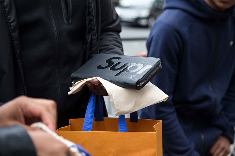 感度の高い紳士＆淑女たちの人気の中心はもちろん、〈Supreme〉を象徴するクラシックレッドのアパレル Supreme x Louis Vuitton のロンドンローンチをレポート シュプリーム ルイヴィトン