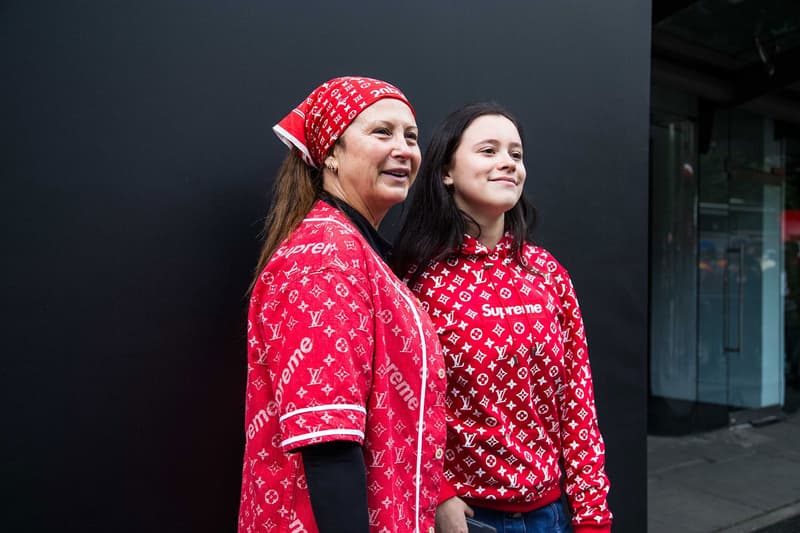 感度の高い紳士＆淑女たちの人気の中心はもちろん、〈Supreme〉を象徴するクラシックレッドのアパレル Supreme x Louis Vuitton のロンドンローンチをレポート シュプリーム ルイヴィトン
