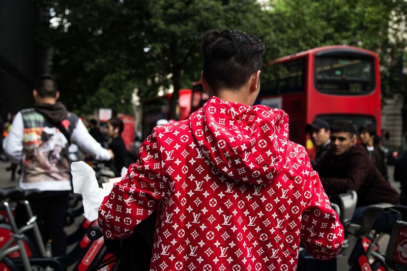 感度の高い紳士＆淑女たちの人気の中心はもちろん、〈Supreme〉を象徴するクラシックレッドのアパレル Supreme x Louis Vuitton のロンドンローンチをレポート シュプリーム ルイヴィトン