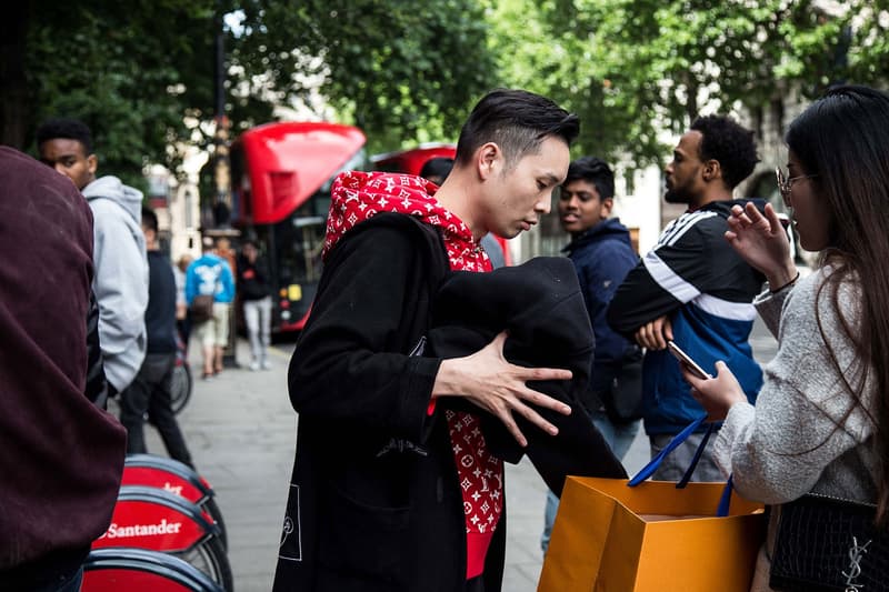 感度の高い紳士＆淑女たちの人気の中心はもちろん、〈Supreme〉を象徴するクラシックレッドのアパレル Supreme x Louis Vuitton のロンドンローンチをレポート シュプリーム ルイヴィトン