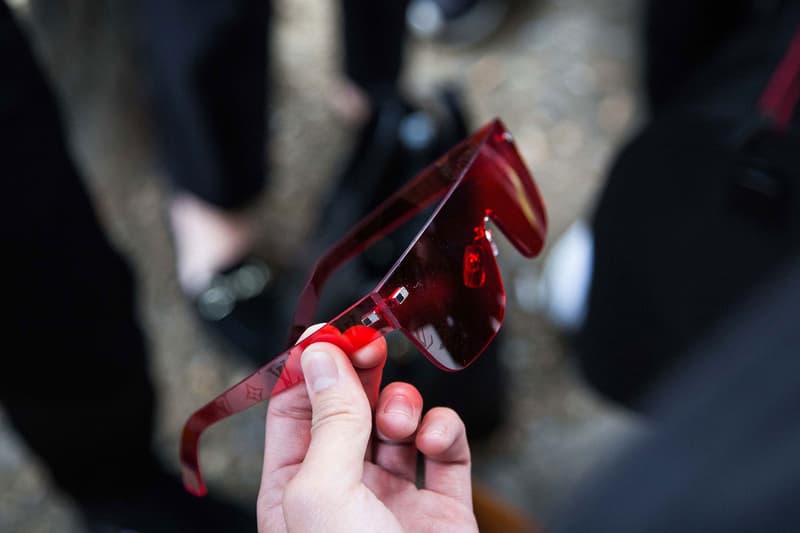 感度の高い紳士＆淑女たちの人気の中心はもちろん、〈Supreme〉を象徴するクラシックレッドのアパレル Supreme x Louis Vuitton のロンドンローンチをレポート シュプリーム ルイヴィトン