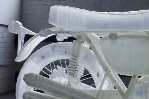 3D プリントで作った透明の Honda CB500 をチェック