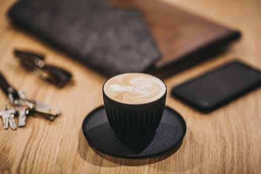 コーヒー豆で作られた持続可能なコーヒーカップ