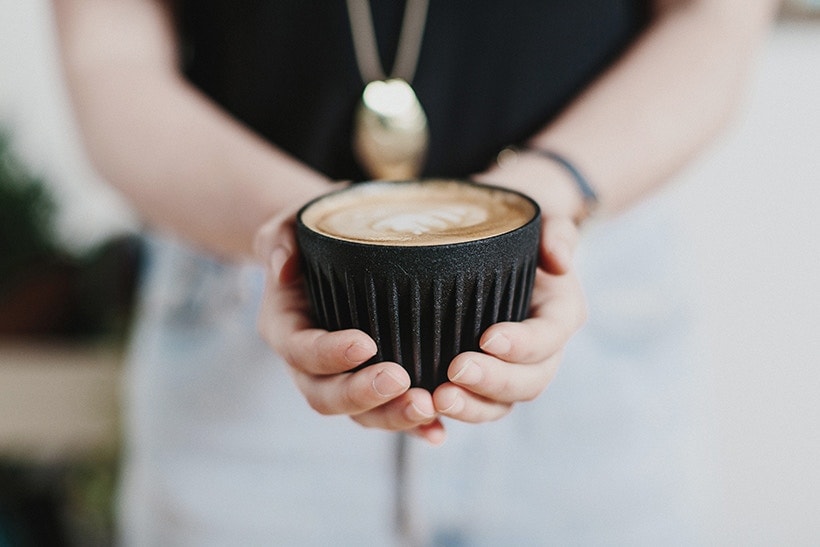 コーヒー豆で作られた持続可能なコーヒーカップ