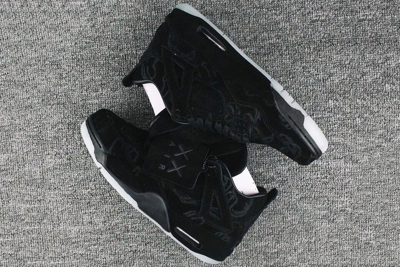 KAWS 本人がオールブラックのコラボ Air Jordan 4 “Friends & Family” の画像をInstagaram に投稿 カウズ　ジョーダン エアジョーダン