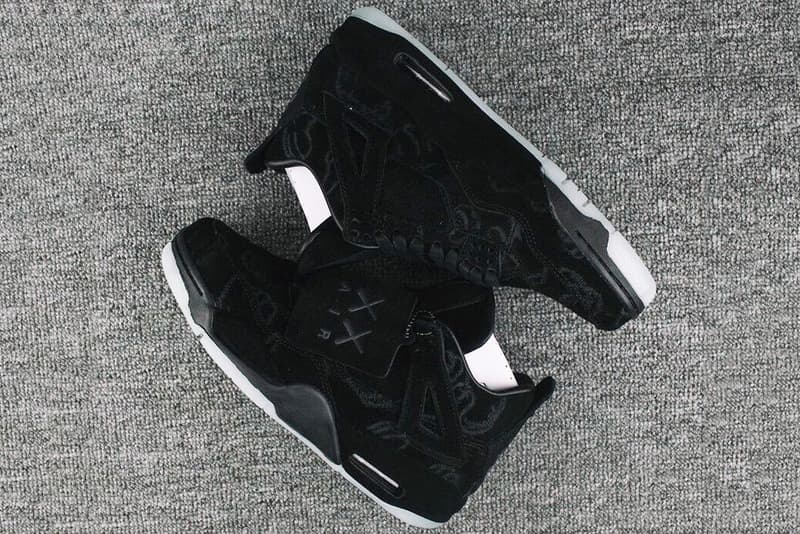 KAWS 本人がオールブラックのコラボ Air Jordan 4 “Friends & Family” の画像をInstagaram に投稿 カウズ ジョーダン エアジョーダン