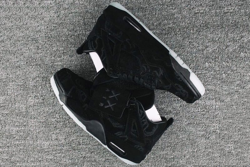 KAWS 本人がオールブラックのコラボ Air Jordan 4 “Friends & Family” の画像を Instagram に投稿